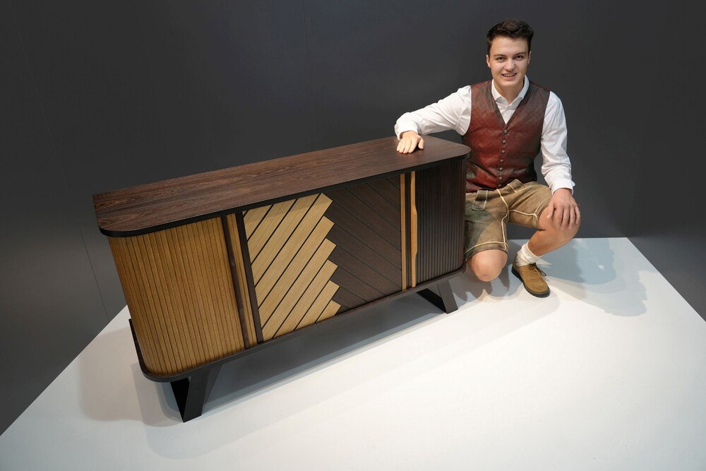 © Werkschulheim Felbertal
Peter Holzer aus Altmünster beeindruckte die LAP-Prüfenden mit einem aufwendig gefertigten Sideboard. Nun wird für die Matura gelernt.
LAP