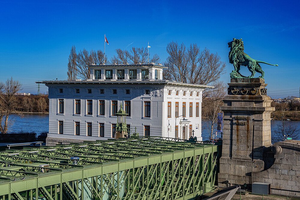 © Baumit / Postl
Das Schleusengebäude von Otto Wagner, erbaut in den Jahren 1898/1899, erstarhlt wieder in seiner ursprünglichen Schönheit. Maßgeblich an der Restaurierung beteiligt war Baumit.
Otto Wagner Schleusengebäude mit Schemerlbrücke