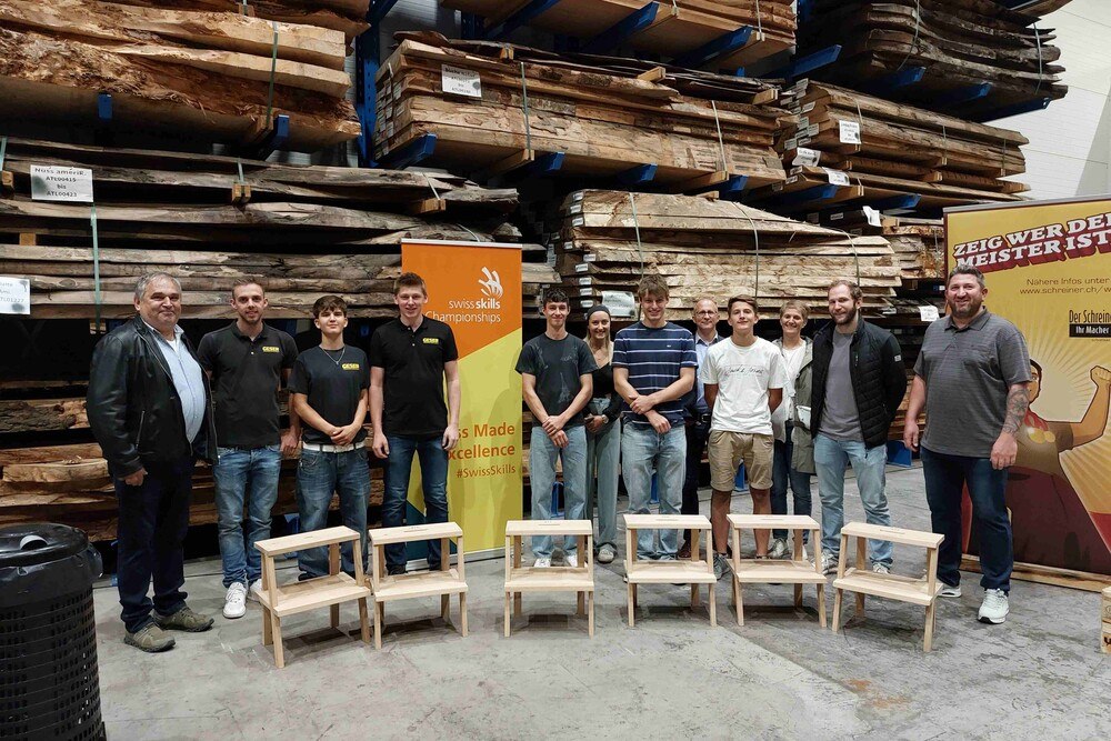 © WKV
Im September nahmen Vorarlberger Tischlereilehrlinge bei den Schweizer Sektionsmeisterschaft teil. Das zu fertigende Stück – in diesem Jahr einen Zweitritt-Hocker aus Eiche mit klassischen Holzverbindungen – ist im Gegensatz zum österreichischen Modus für alle Lehrjahre das gleiche.
Lehrlingswettbewerb