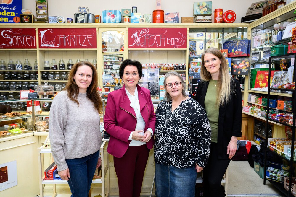© Max Slovencik
Margarete Kriz-Zwittkovits, WK Wien Vizepräsidentin und Landesvorsitzende von Frau in der Wirtschaft Wien, zu Besuch in der Confiserie „Zum süßen Eck“, einem Vorzeigebeispiel für eine gelungene Unternehmensübernahme: Die beiden Übernehmerinnen Nicole Heinrich (ganz links) und Raphaela Mastella (ganz rechts) haben das traditionsreiche Geschäft im Sommer von Gabriele Kornherr (2. v. rechts) übernommen. „Erfolgreiche Unternehmensnachfolgen können zur Sicherung von Arbeitsplätzen, den Erhalt der regionalen Nahversorgung, Innovationsfähigkeit und Dynamisierung der heimischen Wirtschaft sowie zum Erhalt von Wettbewerbsvorteilen beitragen“, betont Kriz-Zwittkovits (2. v links).
 vier Personen in einem Geschäft