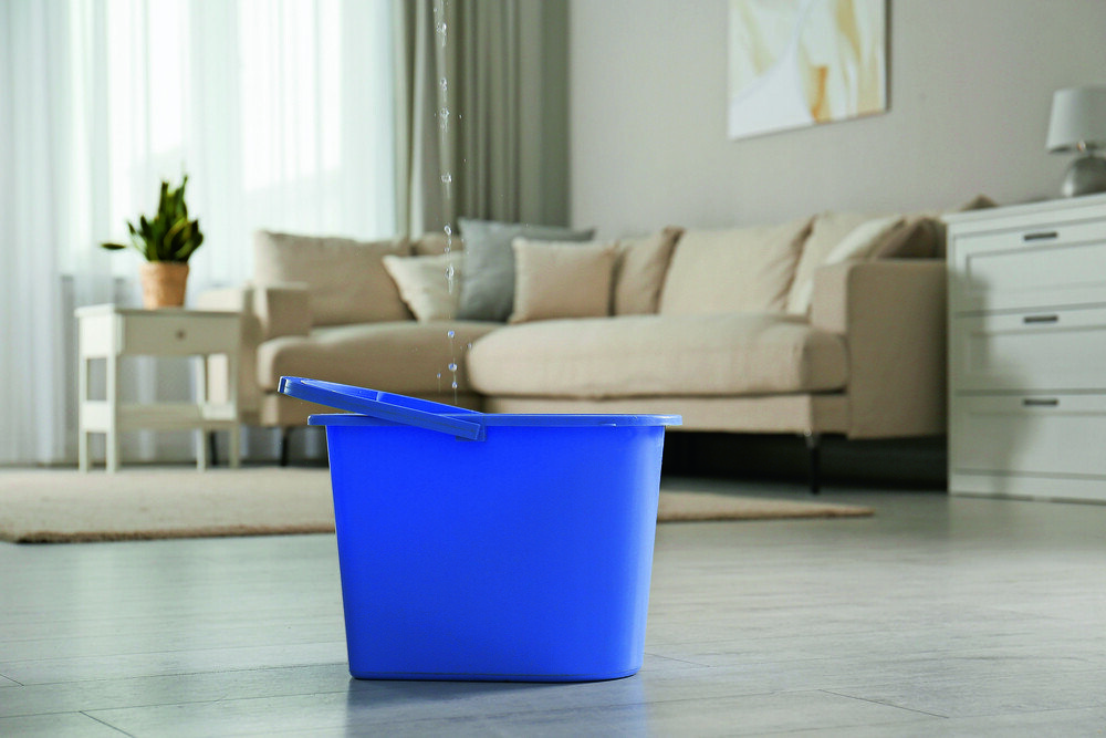 © Liudmila Chernetska / iStock / Getty Images Plus via Getty Images Wasser tropft aus undichtem Dach