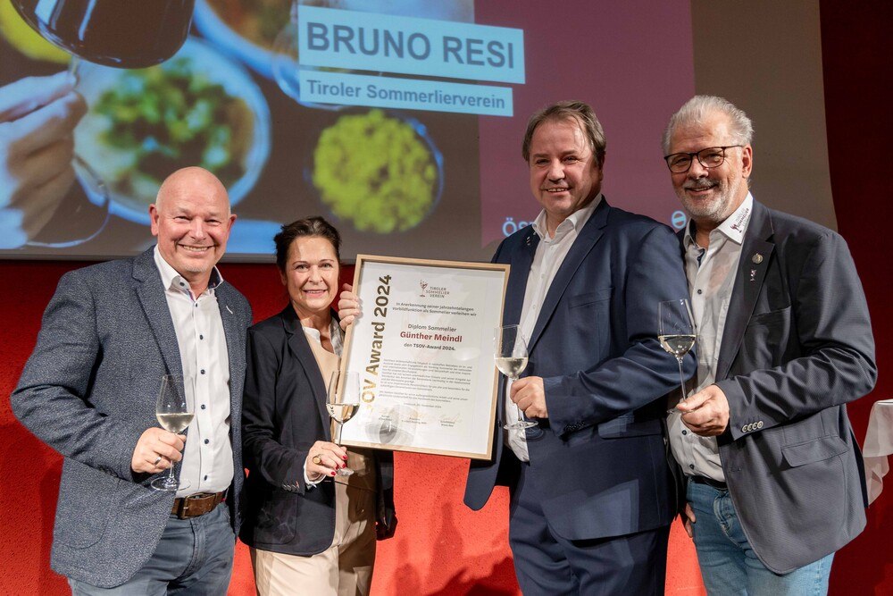 © leadersnet.at/ S. Kollerics
(v.l.n.r.) Norbert Waldnig, Präsident Tiroler Sommelierverein Annemarie Foidl, Präsidentin Sommelier Union Austria Bruno Resi, Vorstandsmitglied Tiroler Sommelierverein.
die vier Personen