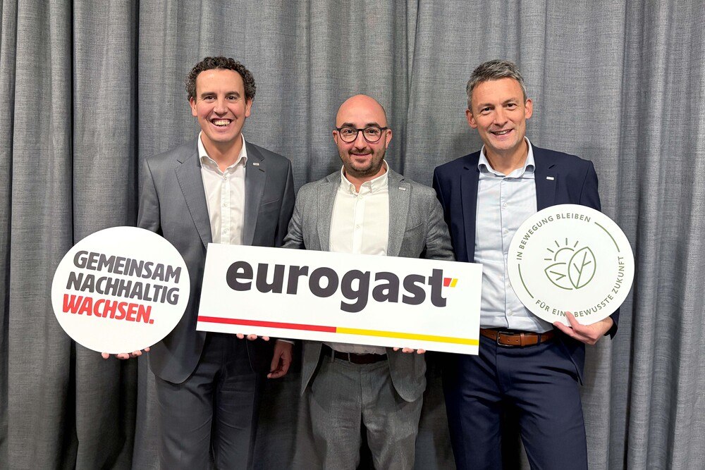 © Eurogast Österreich
Starke Zeichen für Nachhaltigkeit setzen Alexander Kiennast, Geschäftsführender Gesellschafter Eurogast Österreich, Franz Sinnesberger, Geschäftsführender Gesellschafter Eurogast Österreich und Peter Krug, Geschäftsführer Eurogast Österreich.
Alexander Kiennast, Franz Sinnesberger und Peter Krug halten ein Schild mit dem Aufdruck "eurogast".