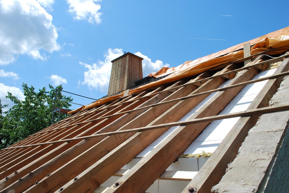 © FLiB e. V.
In diesem Dach sollen Dämmung und Luftdichtung von außen eingebracht werden. Eine Blower-Door-Überprüfung vor dem Start der Sanierung kann helfen, vorhandene Luft-Lecks zu entdecken und spätere Kosten zu vermeiden.
In diesem Dach sollen Dämmung und Luftdichtung von außen eingebracht werden. Eine Blower-Door-Überprüfung vor dem Start der Sanierung kann helfen, undichte Stellen zu entdecken und spätere Kosten zu vermeiden.