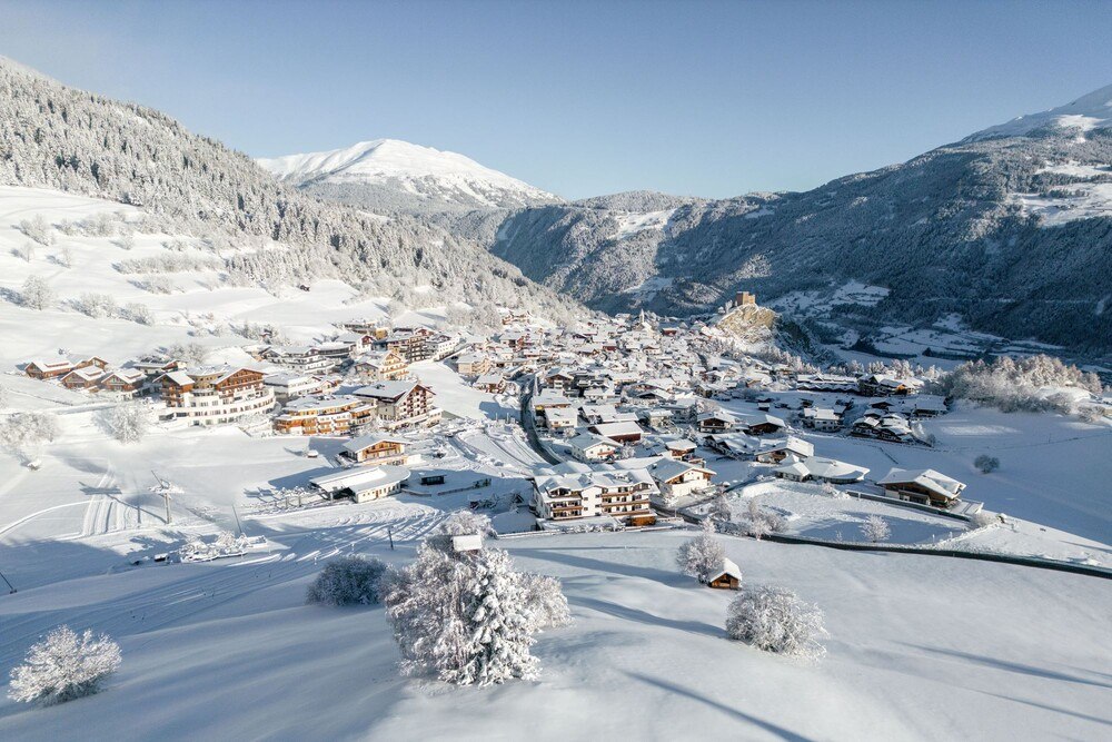 © Serfaus-Fiss-Ladis Marketing GmbH / Fabian Schirgi
Serfaus-Fiss-Ladis legt als eine der ersten Regionen Tirols eine umfassende Nachhaltigkeitsstrategie mit einem verbindlichen Maßnahmenplan vor.
Eine bergige Schneelandschaft mit Hütten.