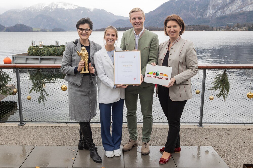 © Cityfoto/Roland Pelzl
Genussland-Obfrau LRin Michaela Langer-Weninger zeichnet den 150. Genussland-Gastropartner, das Apollo am Mondsee betrieben von Juliana und Daniel Döllerer aus.
die vier Personen mit Auszeichnung am See
