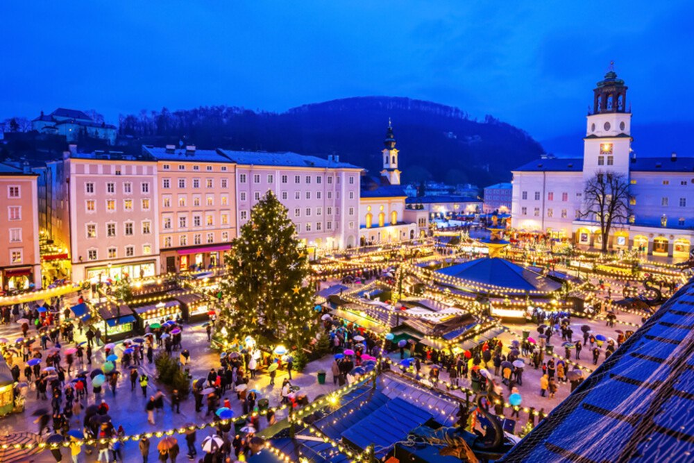© SCStock iStock Getty Images Plus Sazlburg Residenzplatz Weihnachtsmarkt