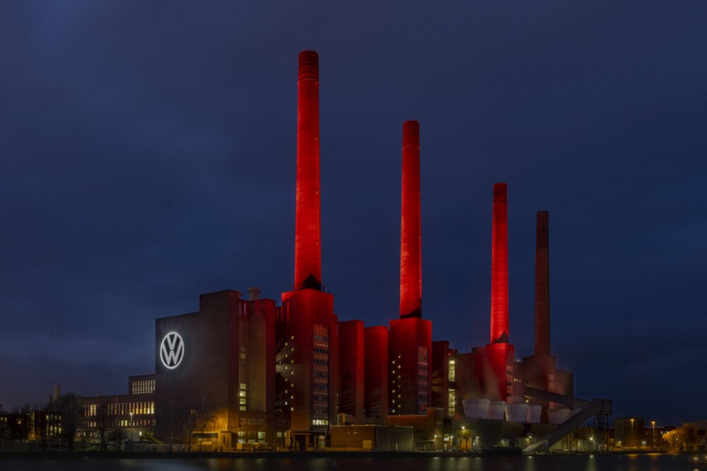 © iStock / Getty Images Plus / Ilari Nackel
6.300 heimische Jobs könnten von den Kürzungen bei VW-Deutschland betroffen sein.
 Das Volkswagen Kraftwerk in Wolfsburg. Vier Schornsteine werden rot beleuchtet.