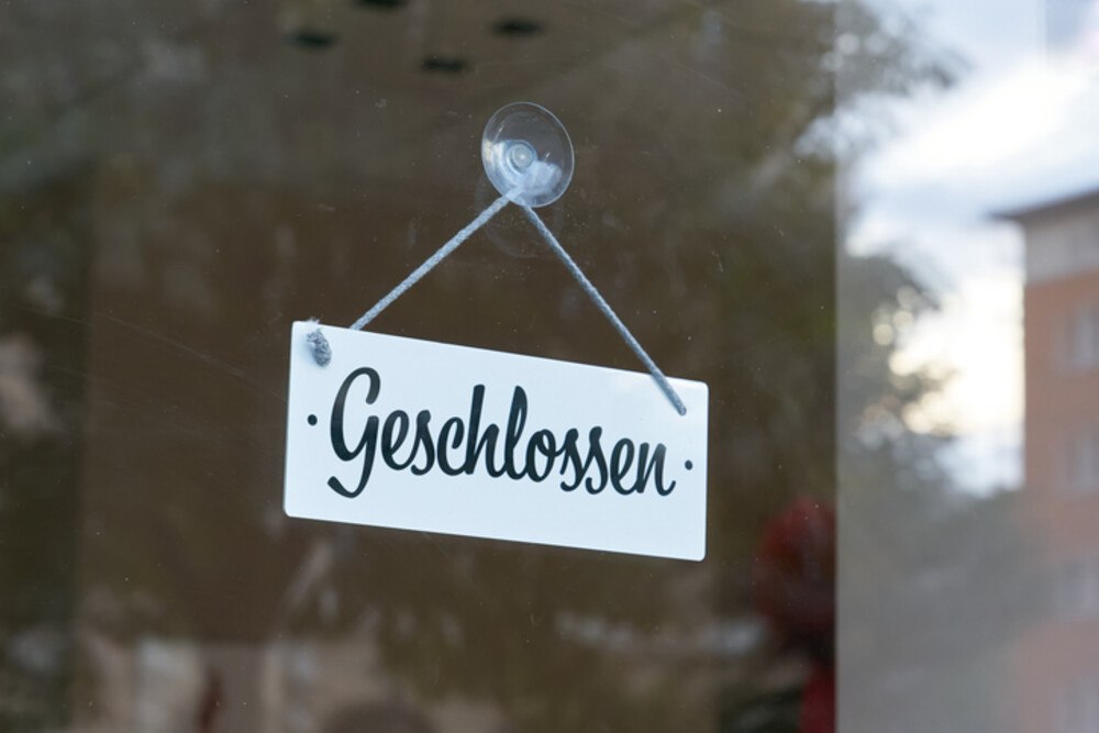 © Heiko119 iStock Getty Images Plus Lokal mit Schild: Geschlossen