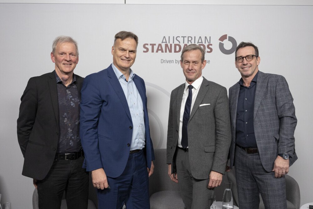 © Austrian Standards-APA-Fotoservice-Rudolph
Die Keynote Speaker: Markus Zilker und Katharina Kothmiller.
Gesprächsrunde zur grünen Transformation am Bau (v.l.): Martin Aichholzer, Martin Hehemann, Gerald Beck, Markus Engerth.