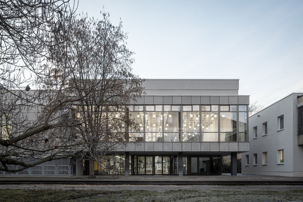 © Rainer Taepper
Das Obergeschoss der Weimarer Mensa am Park beherbergt den Speisesaal und scheint über dem Erdgeschoss zu schweben.
 Das Obergeschoss der Weimarer Mensa am Park beherbergt den Speisesaal und scheint über dem Erdgeschoss zu schweben.