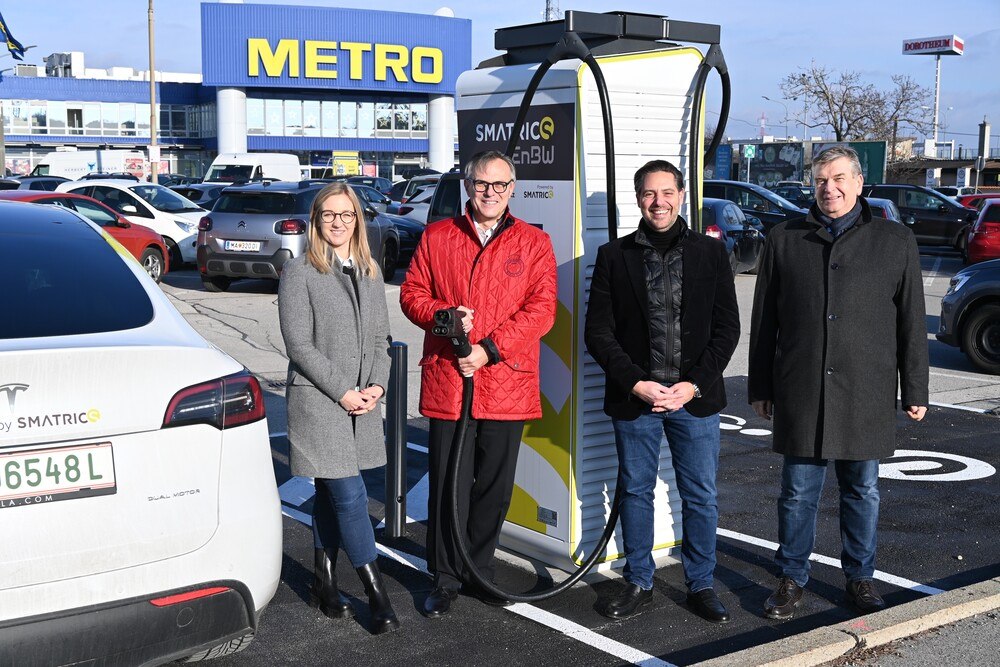© METRO Österreich
Zufrieden mit der Umsetzung: Nina Mandl, Metro Fleet Managerin Transportation, Ronald Lausch, CSO von Smatrics, Christoph Mayer, Mitglied der erweiterten Geschäftsführung von Metro Österreich, Sales and Operations und Robert Steinbeiss-Pennauer, Metro Senior Department Manager FSD Fulfillment.
Vier Personen vor einer Ladestation für E-Autos am Parkplatz von Metro.