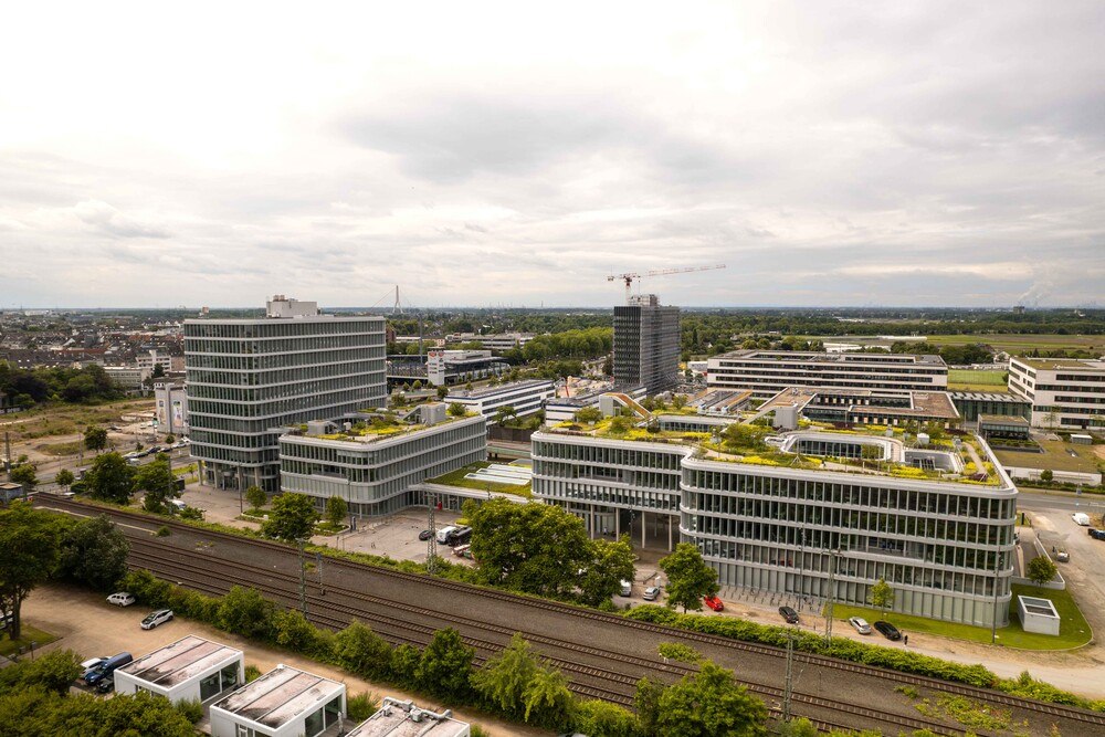 © Pilkington
Das Mizal-Gebäude an der Einfahrt zum Düsseldorfer Medienhafen setzt neue Maßstäbe in puncto Funktionalität und Sicherheit.
Das Mizal-Gebäude an der Einfahrt zum Düsseldorfer Medienhafen setzt neue Maßstäbe in puncto Funktionalität und Sicherheit.