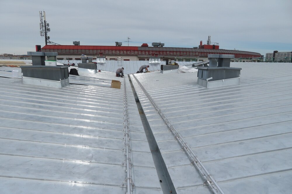 © Rheinzink
Die rund 40 Jahre alten Dächer eines Wiener Seniorenwohnheims sollten mit Photovoltaik-Anlagen ausgestattet werden. Dafür wurde eine komplette Neudeckung erforderlich.
Die rund 40 Jahre alten Dächer eines Wiener Seniorenwohnheims sollten mit Photovoltaik-Anlagen ausgestattet werden. Dafür wurde eine komplette Neudeckung erforderlich.