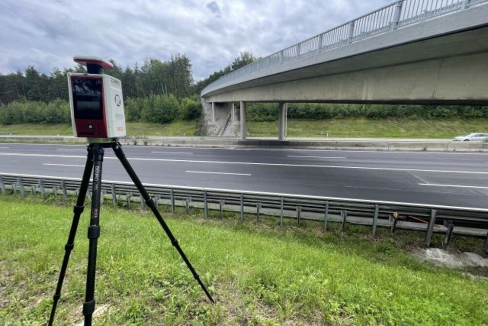 © RIEGL
Entwarnung: Kein Radar gegen Temposünder, sondern 3D-Laserscanner für Vermesser.
3D-Laserscanner: Revolution in der Vermessung.
