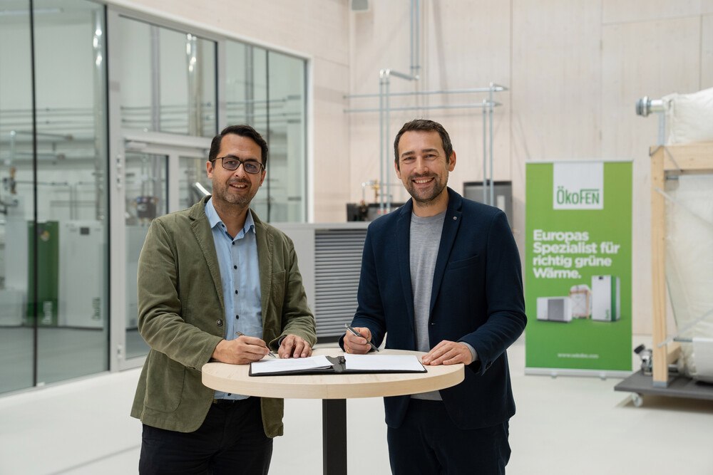 © ÖkoFEN
Partnerschaft für die Energiewende: Voltofy Geschäftsführer Robert Buchinger und ÖkoFEN Geschäftsführer Stefan Ortner (v.l.).
Buchinger und Ortner nebeneinander