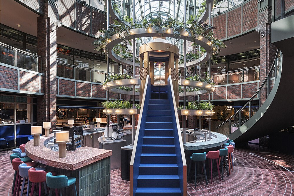 © Martin Kunze Hamburg
Vielfalt ist hier die Devise – nicht nur kulinarisch, sondern auch gestalterisch:
Im Hanseviertel Hamburg schreibt der neue Food Court Le Big TamTam Gastronomiegeschichte.
zentrale Bar unter der Glaskuppel