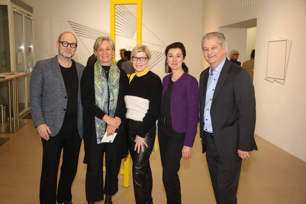 © Wir BestAger/Hetzmannseder
Von links: Guido Zehetbauer-Salzer (zs art Galerie), Ulrike Ischler (Wir BestAger), Judith P.Fischer (Künstlerin), Andrea Zehetbauer (zs art Galerie) und Jörg Schaden (Wir BestAger).
 Wir BestAger Gruppenfoto