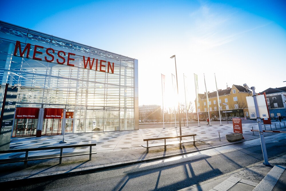 © David Faber
Seit 1. Jänner 2025 ist die zur Wien Holding gehörende Wiener Messe und Congress für den Betrieb der Messe Wien verantwortlich.
Außenansicht der Messe Wien.