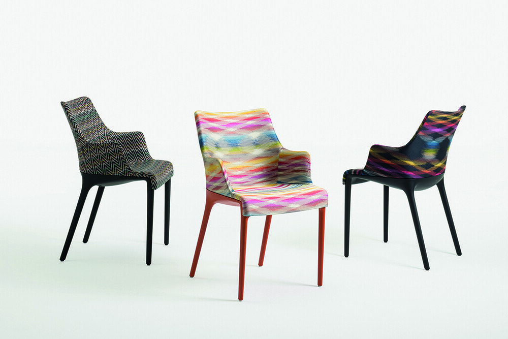 © Kartell
Unter dem Titel "Eleganza Missoni" kleidete der italienische Möbelhersteller Kartell seine Stuhlmodelle ein.
Stuhl mit Missoni Stoffbezug
