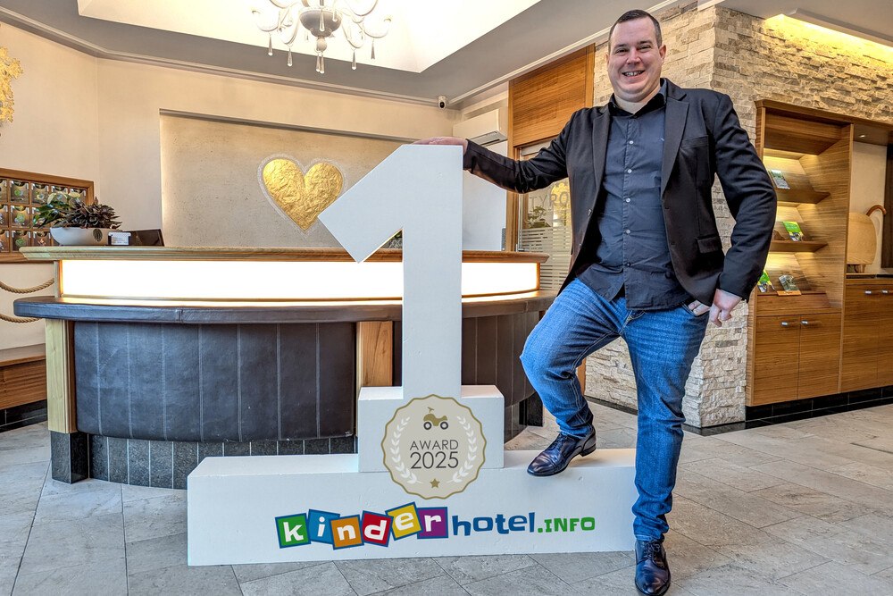 © kinderhotel.info / Familien-Wellness Residence Tyrol
Alexander Brunner, Eigentümer & Geschäftsführer der Familien-Wellness Residence Tyrol.
Alexander Brunner mit einem symbolischen 1er