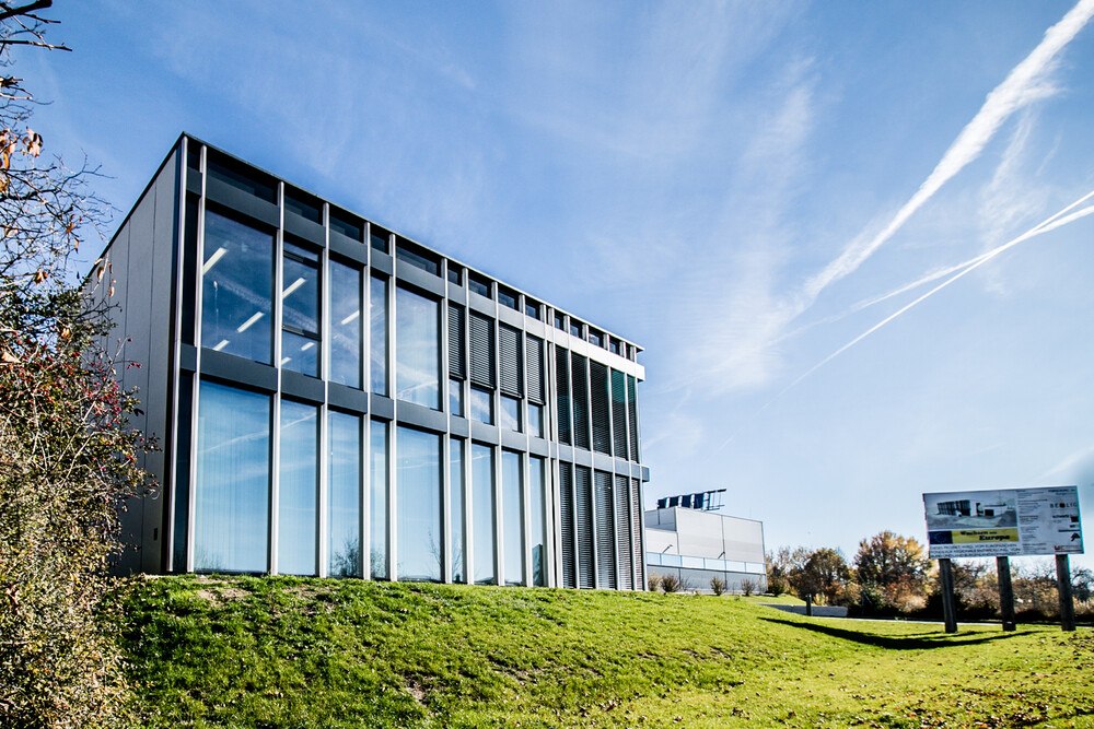 © Forschung Burgenland
Am Standort Pinkafeld werden innovative Forschungsprojekte umgesetzt, die bereits auf KI-Technologien setzen. Das Forschungszentrum Pinkafeld ist wegweisend für die intelligente Gebäudetechnik der Zukunft.
Modernes Gebäude im Grünen.