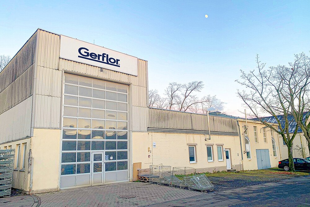 © Gerflor
Die bisher von der Arbeitsgemeinschaft PVC-Bodenbelag Recycling (AgPR) betriebene Recyclinganlage in Troisdorf wird von Gerflor im Rahmen des „Second Life“ Recycling-Programms weitergeführt.
Recyclinganlage in Troisdorf