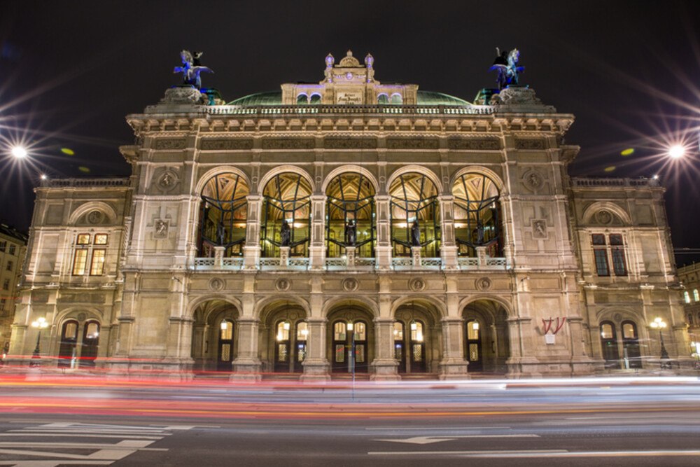 © iStock / Getty Images Plus / Raphael Meier
Fast 3.300 Arbeitsplätze werden in Wien durch die Staatsoper gesichert und geschaffen.
 Oper in Wien
