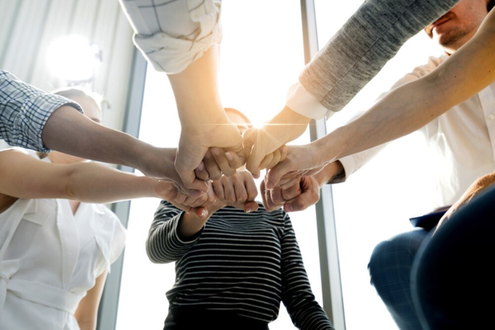 © whyframestudio iStock Getty Images Plus Hände zusammen in Nahaufnahme