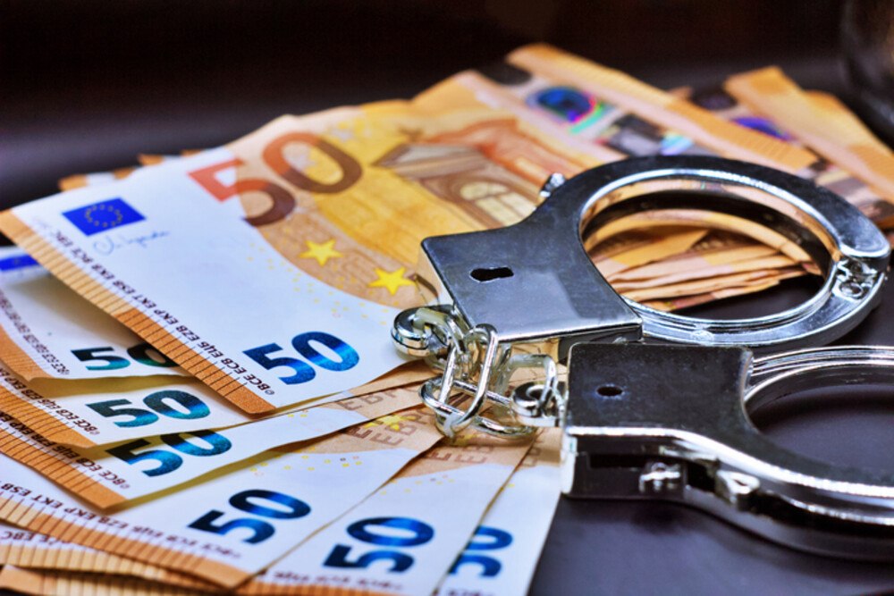 © iStock / Getty Images Plus / Rafmaster
Die verschärften Maßnahmen sollen den Sozialbetrug wirksamer bekämpfen und gleichzeitig die Verfahrensabwicklung beschleunigen.
 Ein Paar Metall-Polizeihandschellen auf Euro-Banknoten.