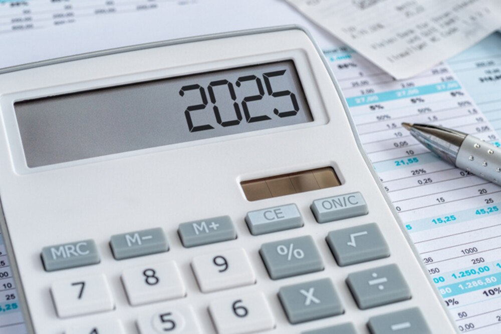 © iStock / Getty Images Plus / Zerbor
Mit dem Jahreswechsel steht für Unternehmen auch der buchhalterische Jahresabschluss bevor.
 Ein Taschenrechner mit dem Jahr 2025 auf dem Display