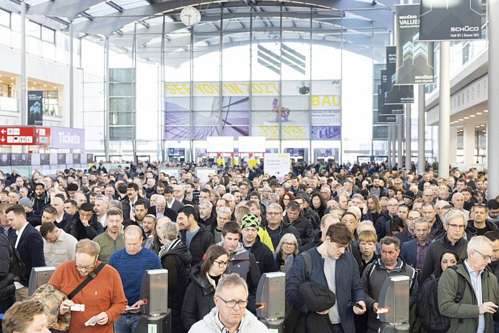 © Messe München GmbH Messeeingang mit vielen Menschen