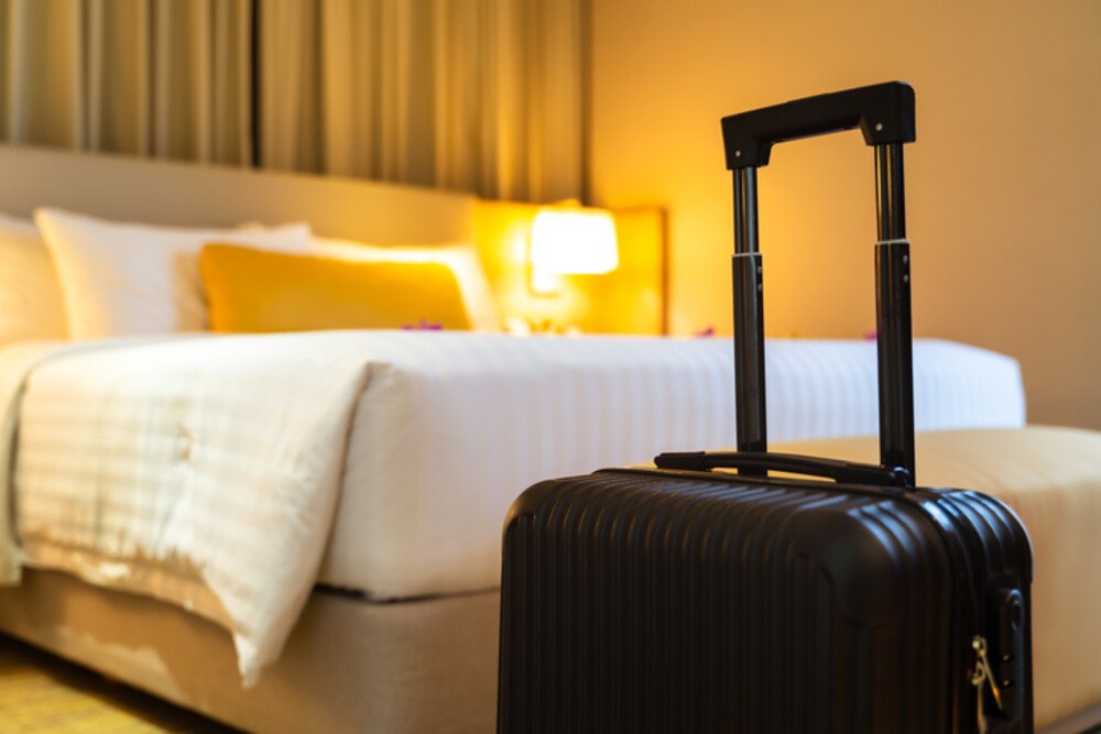 © structuresxx iStock Getty Images Plus Koffer im Hotelzimmer