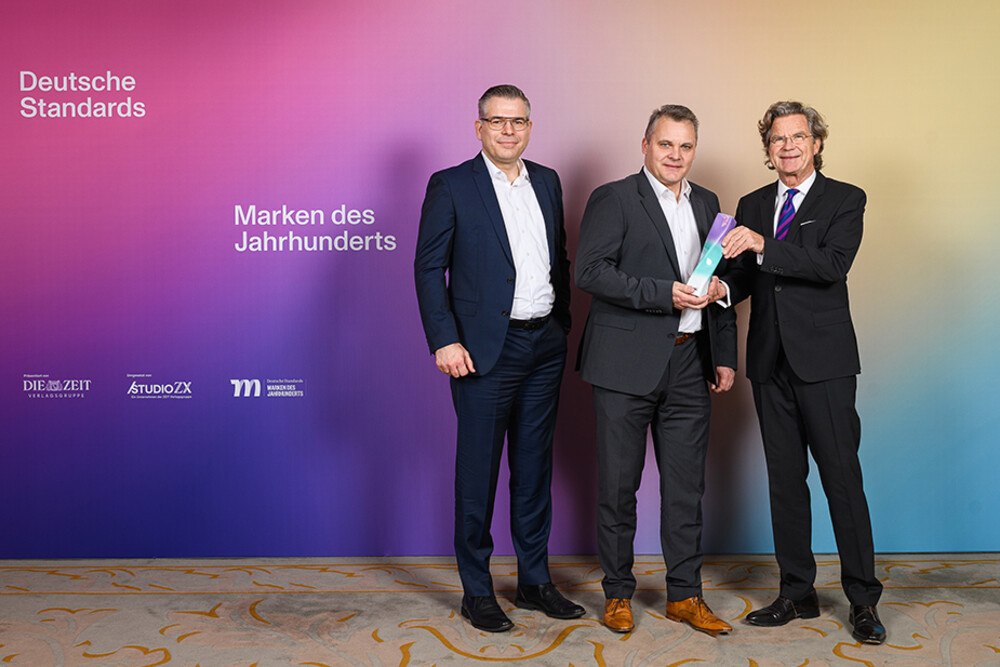 © Studio ZX
Stolz auf die Auszeichnung als „Marke des Jahrhunderts“: Karsten Scholz, Bereichsleiter Vertrieb Farben-/ Bodenbelagsgroßhandel der Sika Handel Bau (Mitte) und Key Account Manager Farben-/ Bodenbelagsgroßhandel Sven Roloff (links), rechts der Markenbotschafter und Herausgeber der „Zeit“, Dr. Florian Langenscheidt.
Preisverleihung "Marke des Jahres" - Sieger