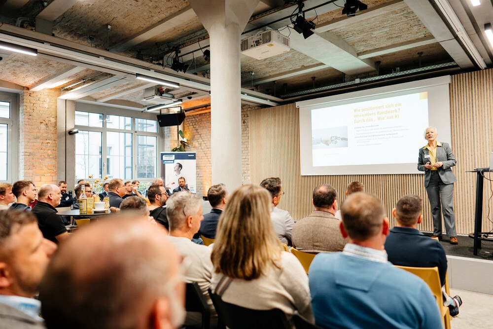 © Sikkens
Mit großem Interesse verfolgten die zahlreichen Teilnehmer des Powerdays den Ausführungen von Unternehmensberaterin Susanne Kremeier. Unter dem Titel „Kollege Roboter“ zeigte sie auf, wie Robotik und KI nicht nur die Fachkräftegewinnung unterstützen, sondern auch als Impuls für einen zukunftsorientierten Betrieb dienen können.
Unternehmensberaterin Susanne Kremeier