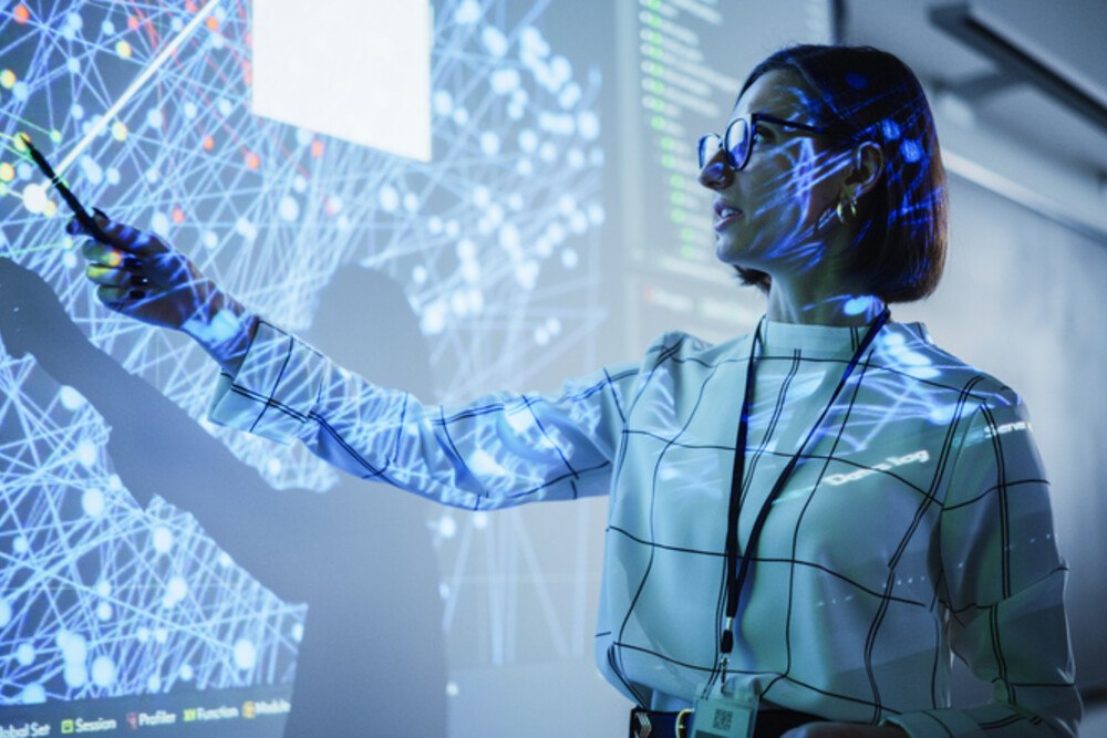 © gorodenkoff iStock Getty Images Plus eine Frau vor einer Präsentation mit Technologie