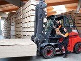 Zwei Personen mit einem Gabelstapler in einer J. u. A. Frischeis Lagerhalle
