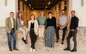 Die Veranstalter*innen der Renowave.at Impact Days 2024 (v. l.): Werner Balika (Innovation Salzburg), Inge Strassl (SIR), Sarah Fuchs (Renowave.at), Ulla Unzeitig (Renowave.at), Iris Kaltenegger (Renowave.studio), Patrick Lüftenegger (SIR), Gunther Graupner (ZAB Zukunftsagentur Bau).