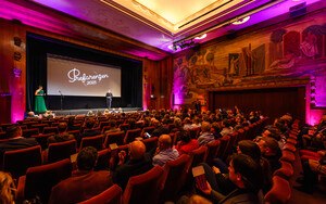 Rund 150 Expert*innen aus sieben Nationen aus den Bereichen Architektur, Planung, Verarbeitung und Medien erlebten eine außergewöhnliche Präsentation des neuen Architekturbuchs und Kalenders im Stadtkino Wien.