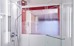 Ganzglasduschen sind Vorreiter in Sachen Hygiene. Sie verzichten weitgehend auf Rahmenprofile und weisen nur minimale horizontale Flächen auf, um Schimmelbildung durch stehendes Wasser zu vermeiden. 