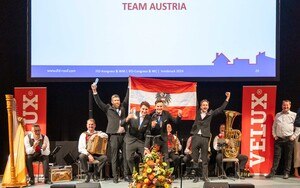 Österreichs Flachdachtechniker und Dachdecker haben bei der IFD-Weltmeisterschaft Junger Dachdecker 2024 zwei Mal Gold geholt! Im Bild das Team Steildach bei der Siegerehrung.
