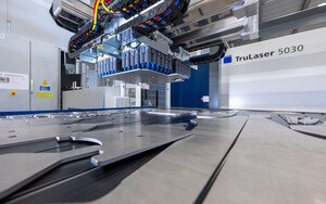 Automatisiertes Absortieren von Blechteilen.