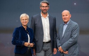 WKOÖ-Präsidentin Doris Hummer, der neue Landesinnungsmeister Jürgen Innocente und der scheidende Innungsmeister Othmar Berner.