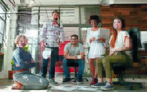 Kreative Menschen in einem Raum