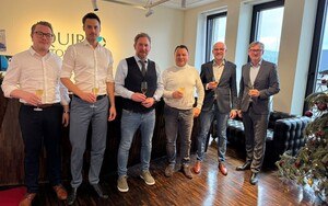 Vertragsunterzeichnung (von links): Martin Uwe (Rechtsanwalt Squire Patton Boggs), Matthias Kuballa (Partner und Notaranwalt Neon), Sebastian Schmidt (Vorstandsmitglied AGC Interpane), Armin Kessler (Geschäftsführer und Inhaber Kessler Steuerberatungsgesellschaft), Dominik Waldeyer (Vorstandsmitglied AGC Interpane), Volker Heidbüchel (Partner und Rechtsanwalt Squire Patton Boggs).   