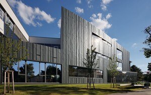 Holzunterkonstruktionen sind bei Spengler*innen in der Fassadenbekleidung beliebt. Dabei sollten aber im Vorfeld alle brandschutztechnischen Regelungen genau beachtet werden, damit es danach nicht zu bösen Überraschungen und Mehrkosten kommt.