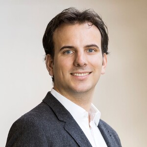 © Amann die DachMarke Marius Amann, MBA, leitet das Vorarlberger Unternehmen Amann die DachMarke und ist gemeinsam mit dem Technikteam für die Aus- und Weiterbildung sowie die technische Beratung der Handwerker und Planer zuständig.