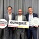 © Eurogast Österreich Alexander Kiennast, Franz Sinnesberger und Peter Krug halten ein Schild mit dem Aufdruck "eurogast".