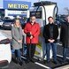 © METRO Österreich Vier Personen vor einer Ladestation für E-Autos am Parkplatz von Metro.