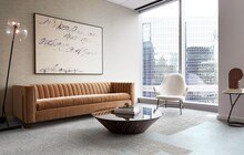 © Interface Wohnzimmer mit den Interface-Bodenfliesen Tokyo Texture in den Farben Grau und Türkis